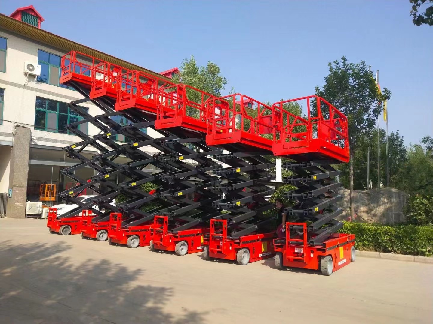 14m Electric scissor lift (3).webp